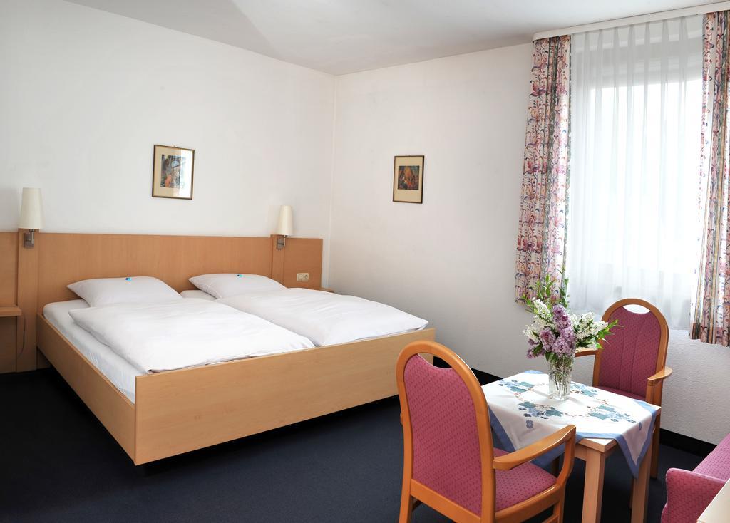 Hotel Gruener Baum Pommersfelden Exterior photo
