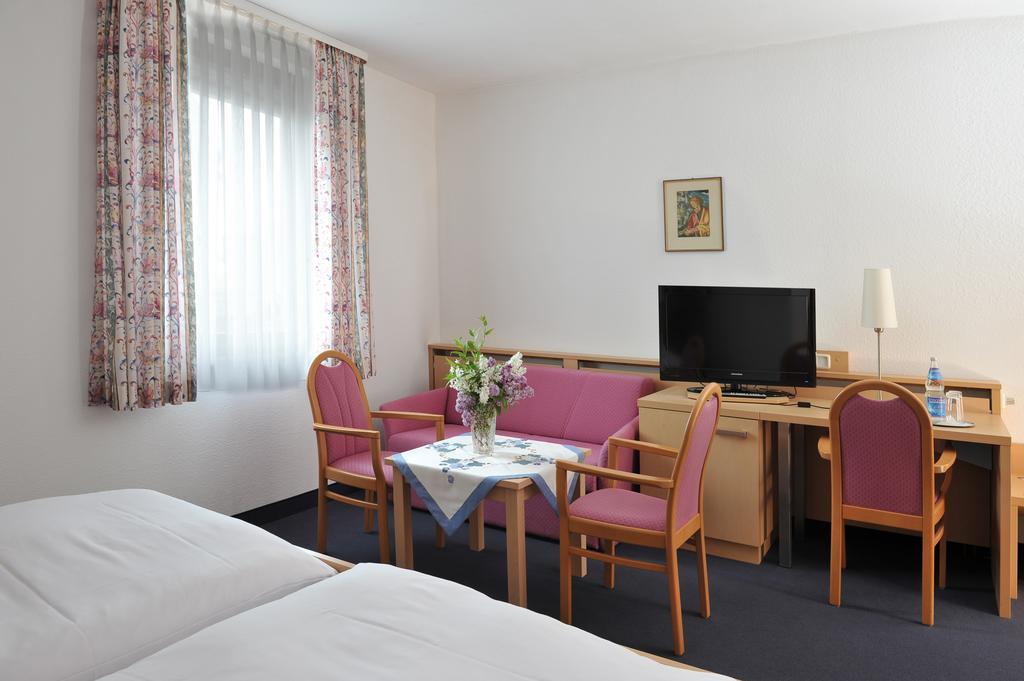 Hotel Gruener Baum Pommersfelden Exterior photo