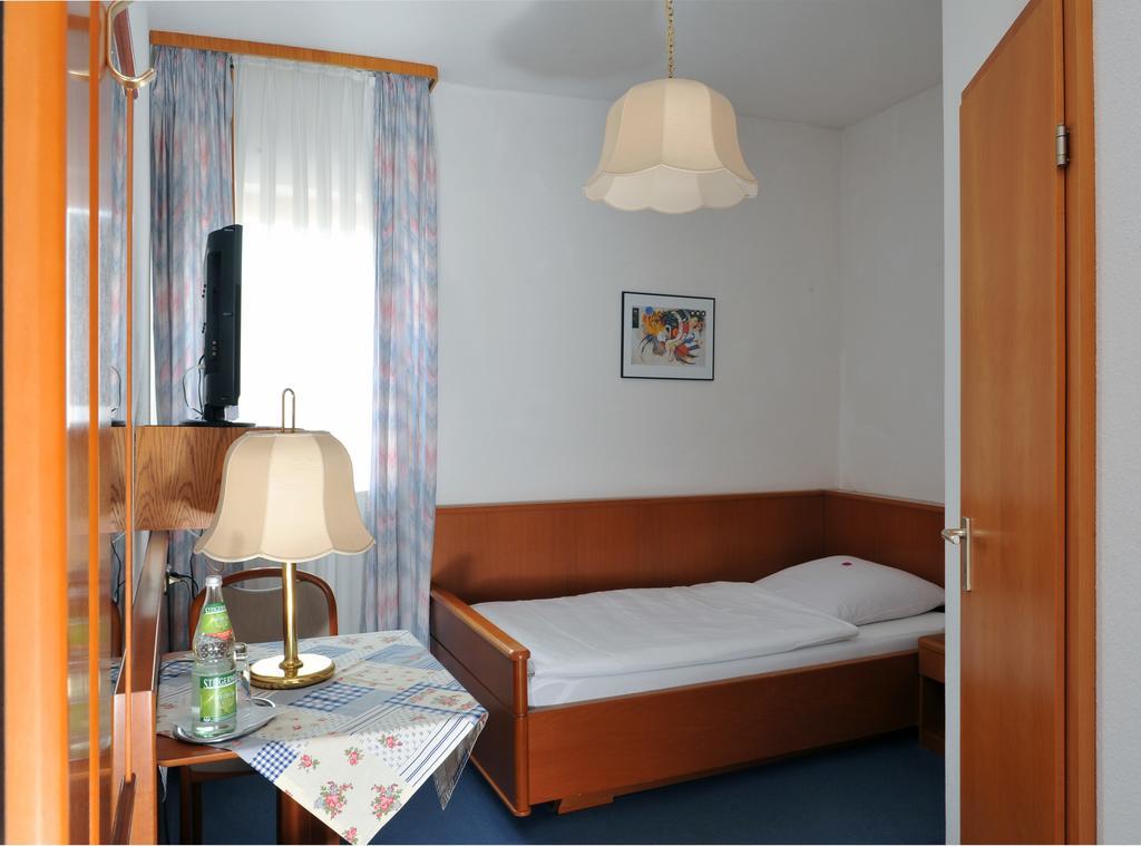 Hotel Gruener Baum Pommersfelden Exterior photo