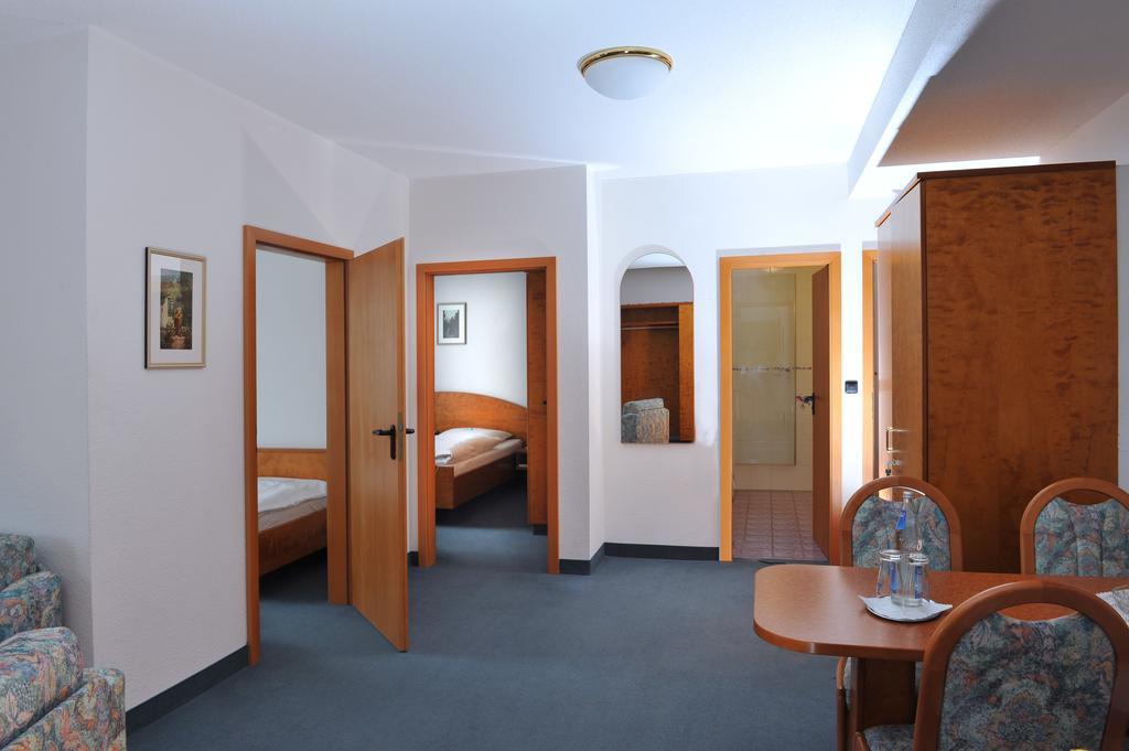 Hotel Gruener Baum Pommersfelden Exterior photo