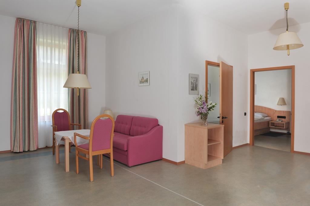Hotel Gruener Baum Pommersfelden Exterior photo