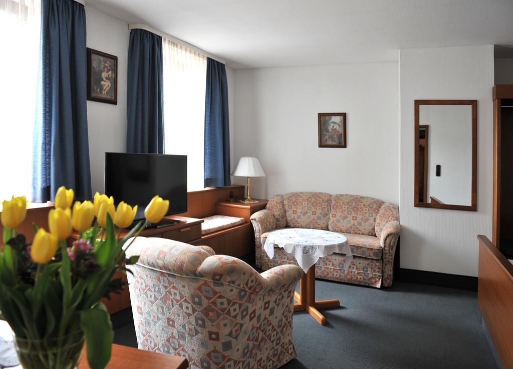 Hotel Gruener Baum Pommersfelden Exterior photo