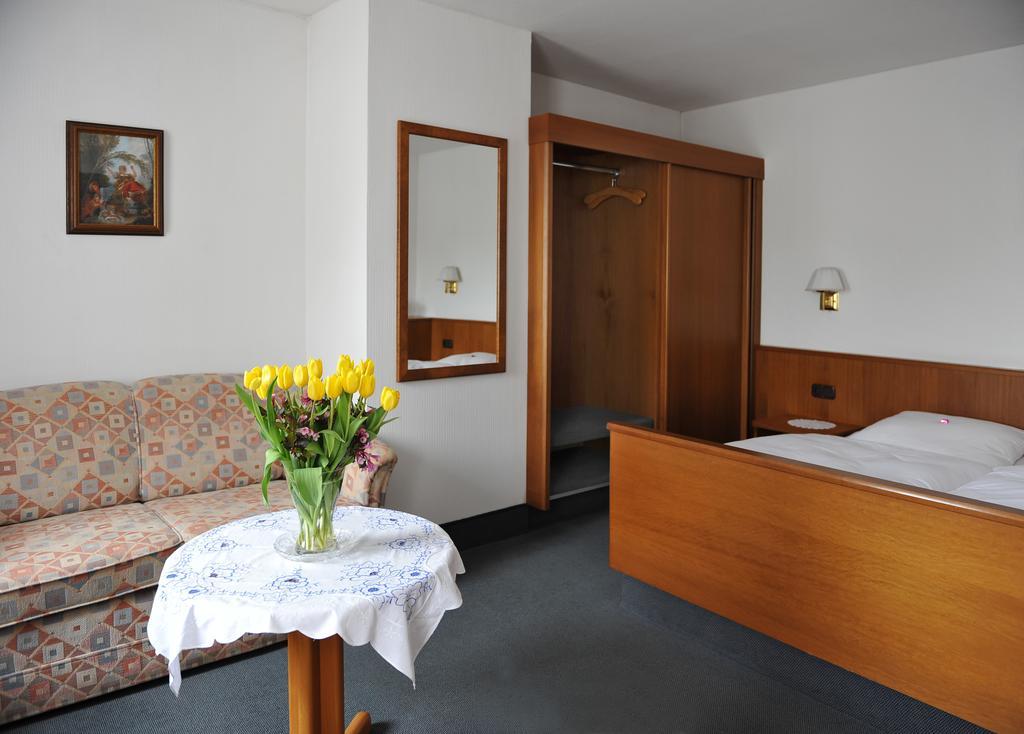 Hotel Gruener Baum Pommersfelden Exterior photo